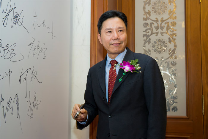 &uarr;金螳螂控股有限公司董事长朱兴良
